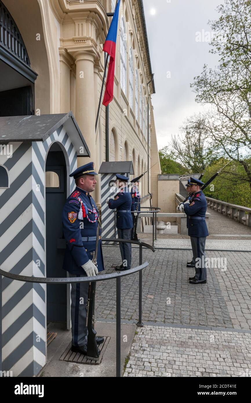 Changement des gardes du château de Prague. Prague, République tchèque Banque D'Images