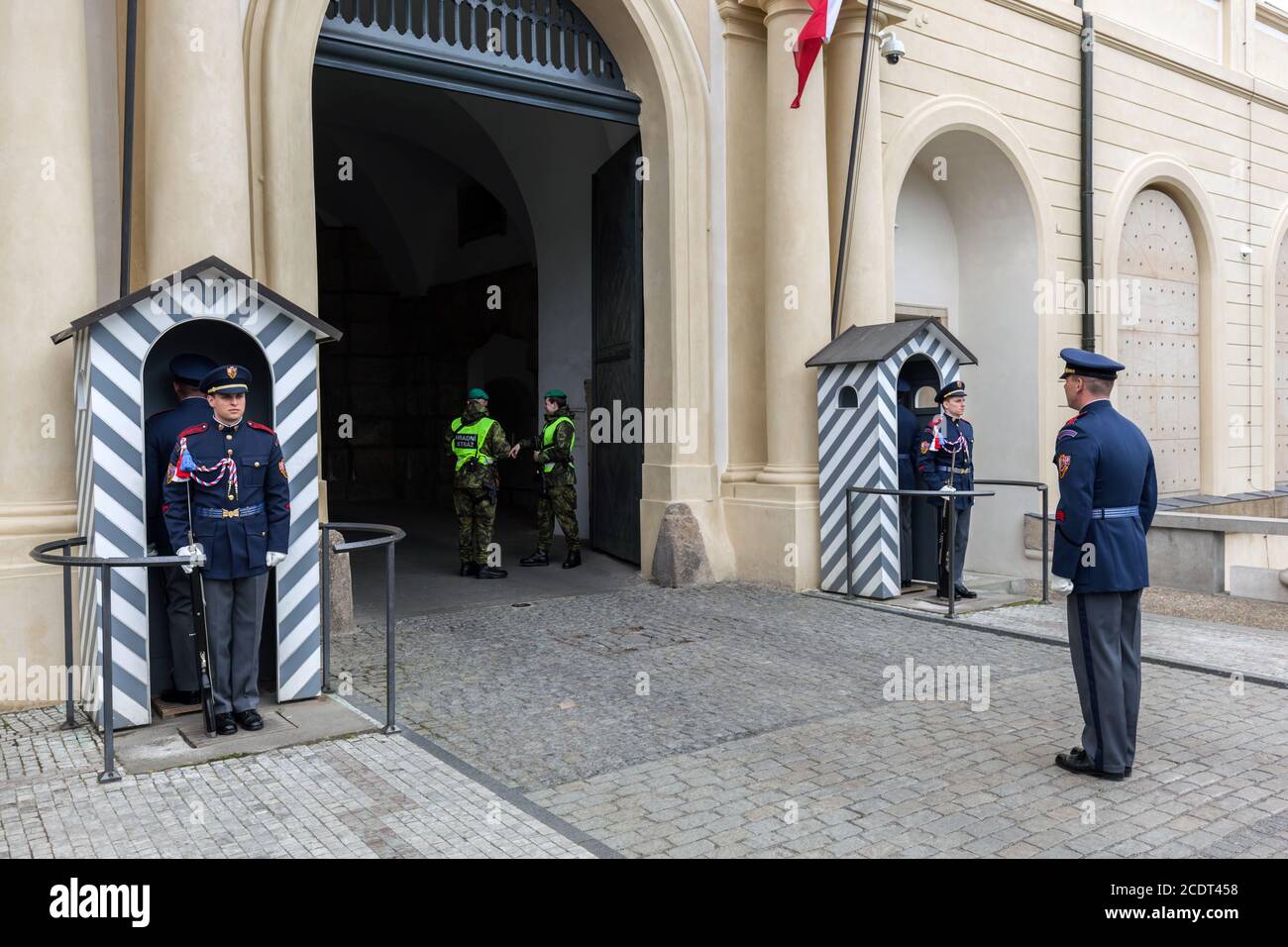 Changement des gardes du château de Prague. Prague, République tchèque Banque D'Images