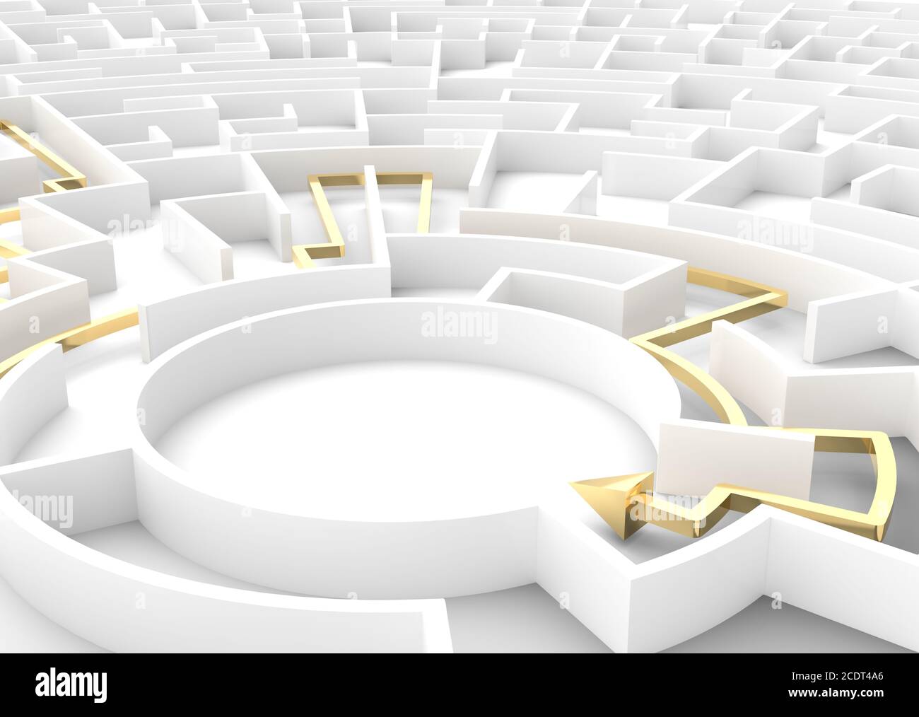 Flèche or passant par le labyrinthe montrant une solution. Concepts de stratégie d'entreprise. Banque D'Images