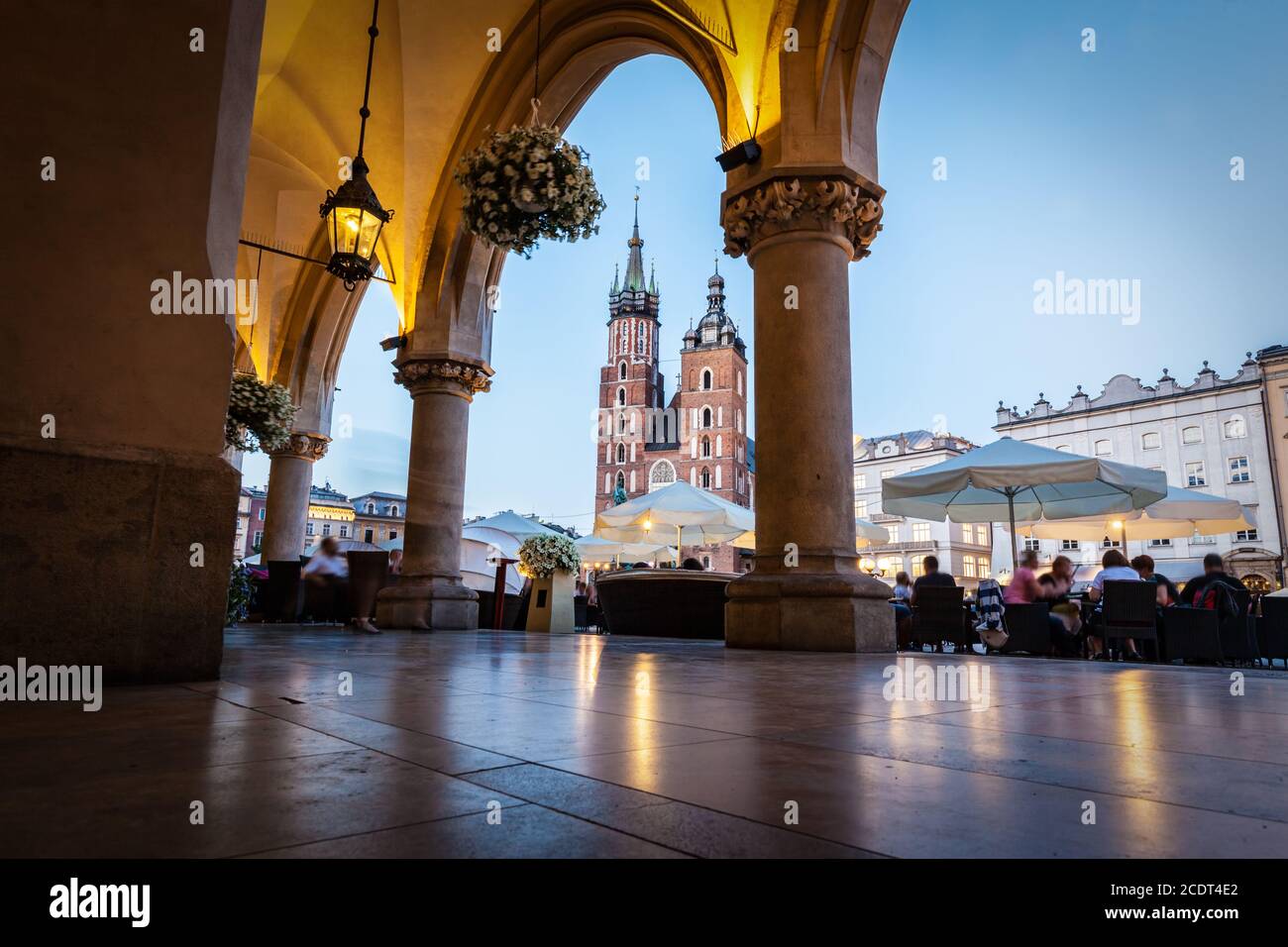 Vue depuis la salle de la toile jusqu'à la place principale du marché de Cracovie et la basilique Sainte-Marie Banque D'Images