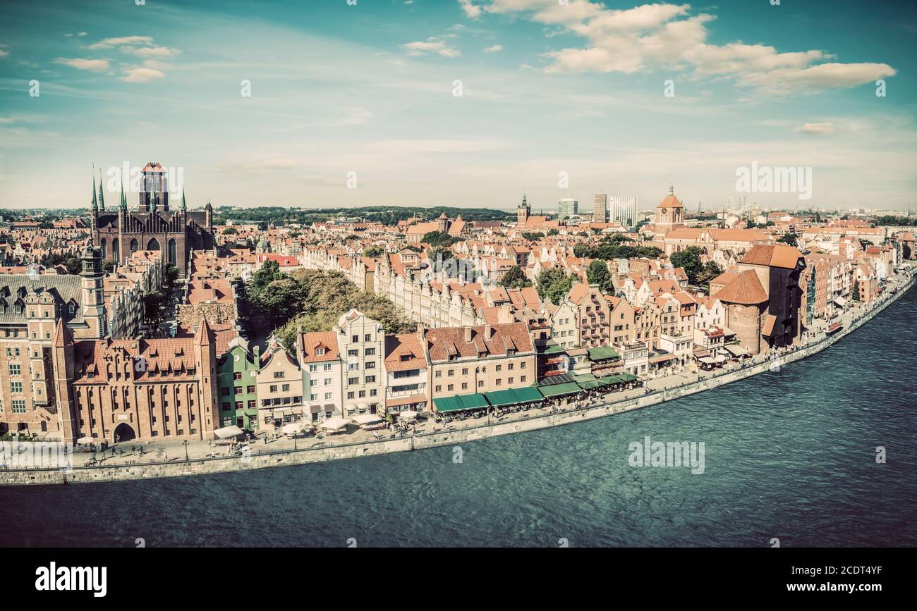 Panorama de la vieille ville de Gdansk et de la rivière Motlawa en Pologne. Vintage Banque D'Images