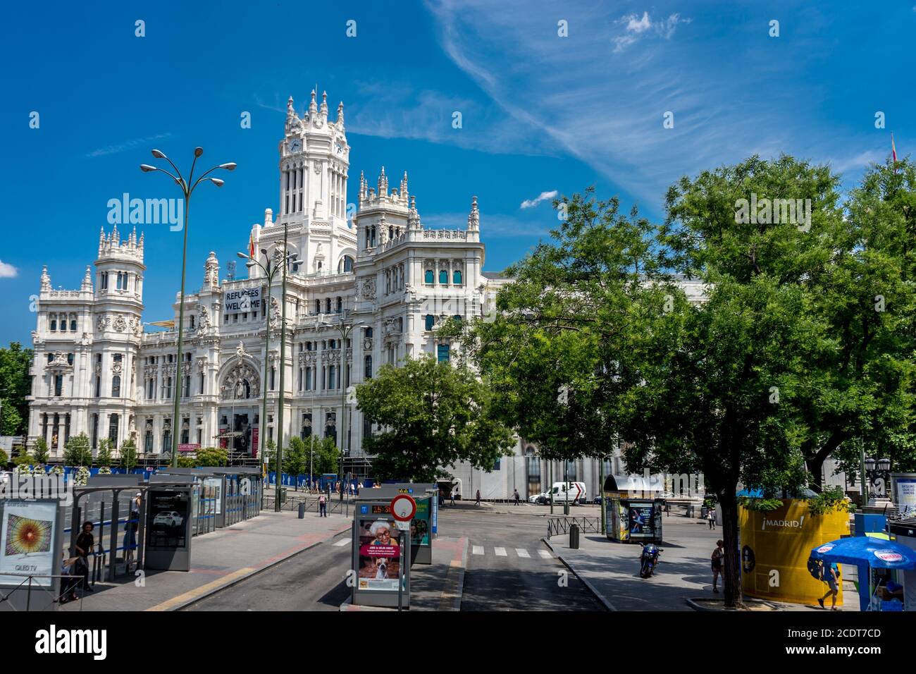 Madrid, Espagne - 17 juin : La mairie de Madrid le 17 juin 2017. Une bannière de bienvenue les réfugiés s'affiche à l'hôtel de ville. Banque D'Images
