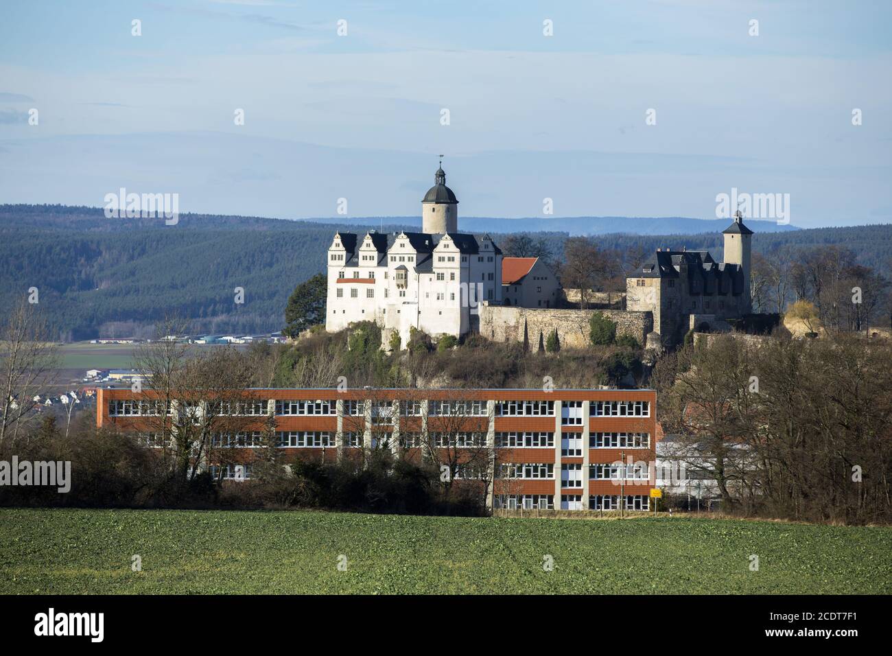 Château de Ranis avec l'école en premier plan, Saale-Orla-Kreis, Thuringe, Allemagne, Europe Banque D'Images