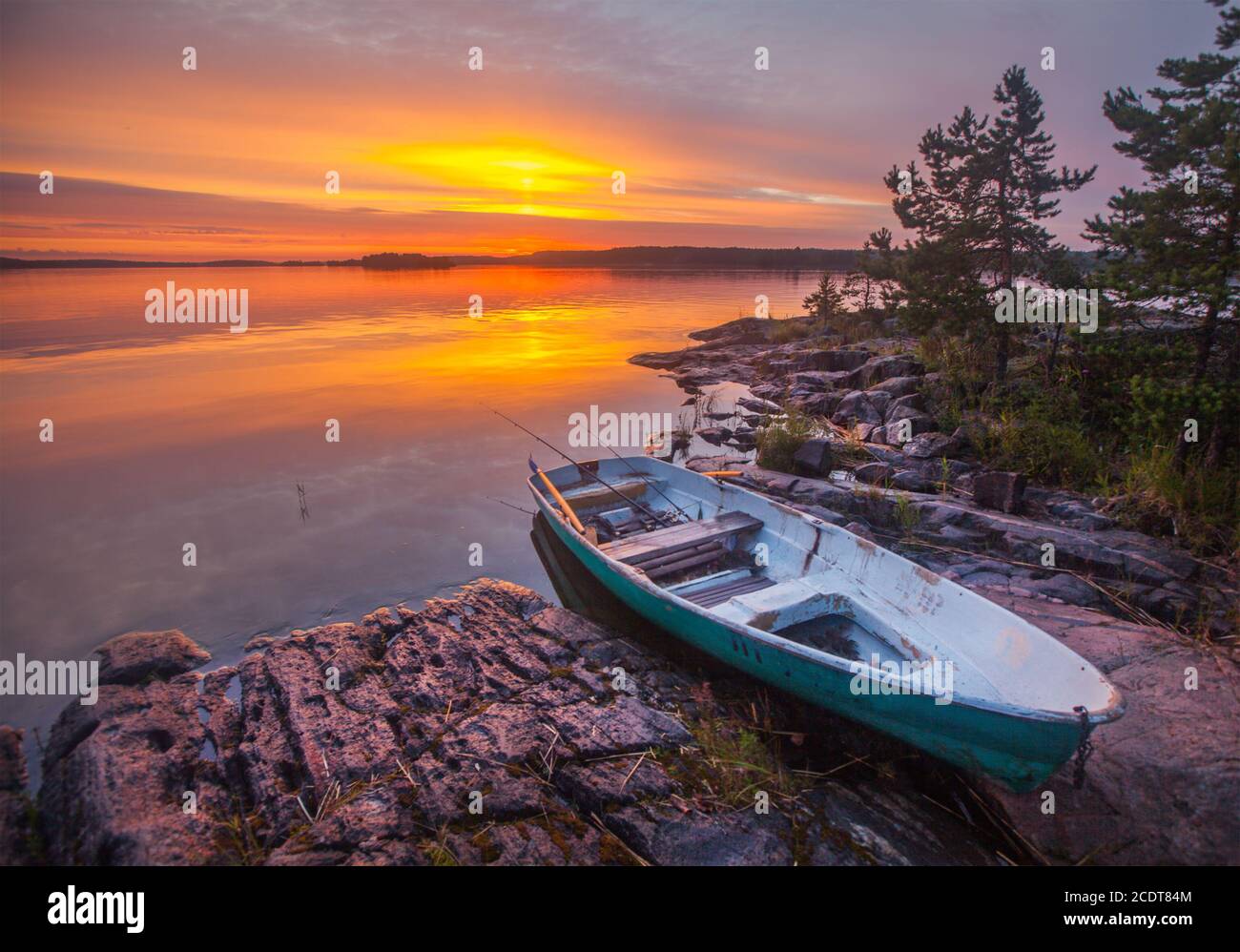 Bateau de pêche et le coucher du soleil Banque D'Images