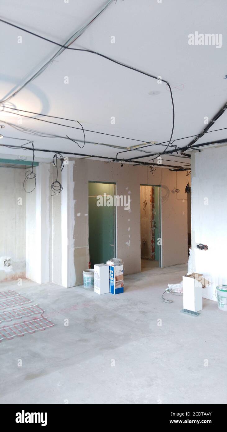 Travaux de finition dans l'appartement Banque D'Images