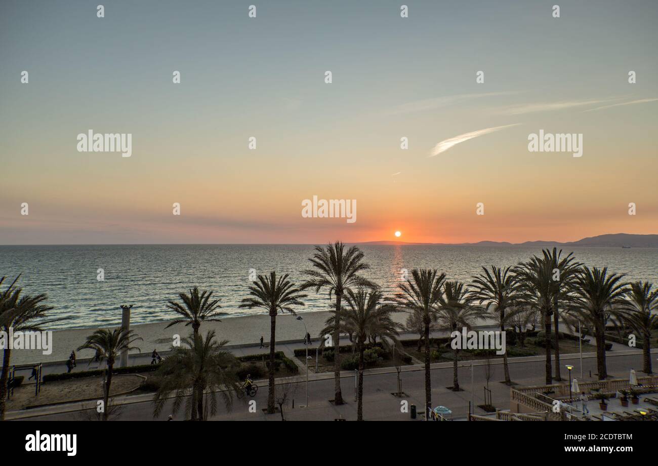 Coucher de soleil sur la promenade de la plage de Palma de Majorque, Majorque, Espagne, Europe Banque D'Images
