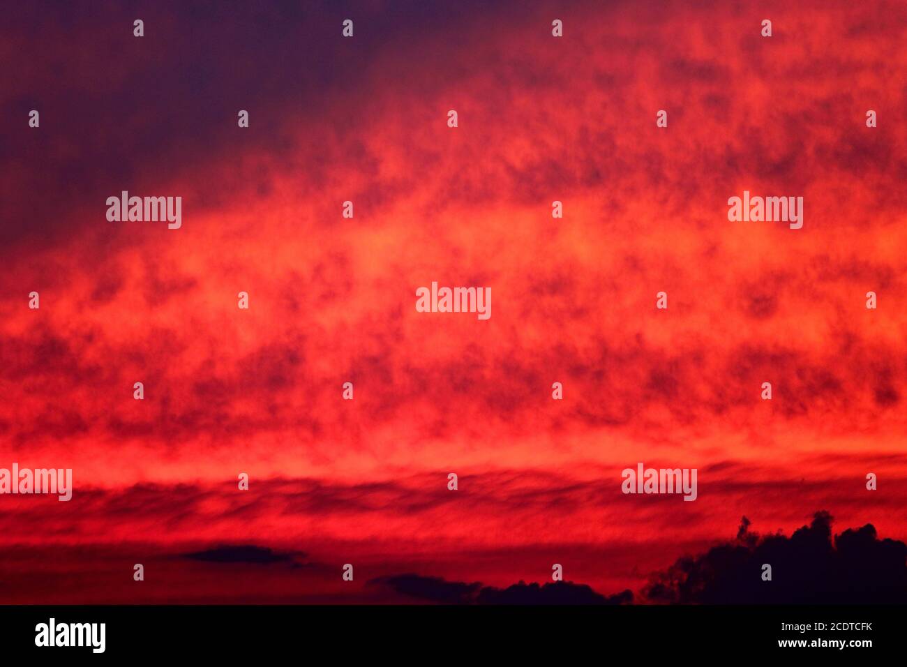 Un ciel rouge cramoisi la nuit reflétant un coucher de soleil sur Wildwood Crest, New Jersey, États-Unis Banque D'Images
