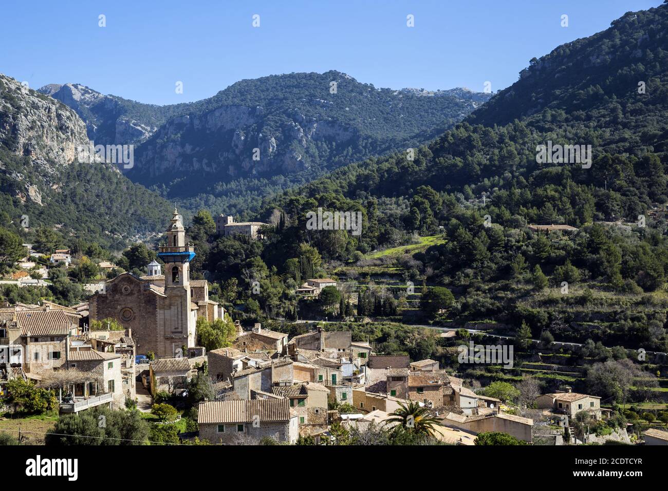 Vue partielle de Valldemossa en face des montagnes de la Tramuntana, Majorque, Espagne, Banque D'Images