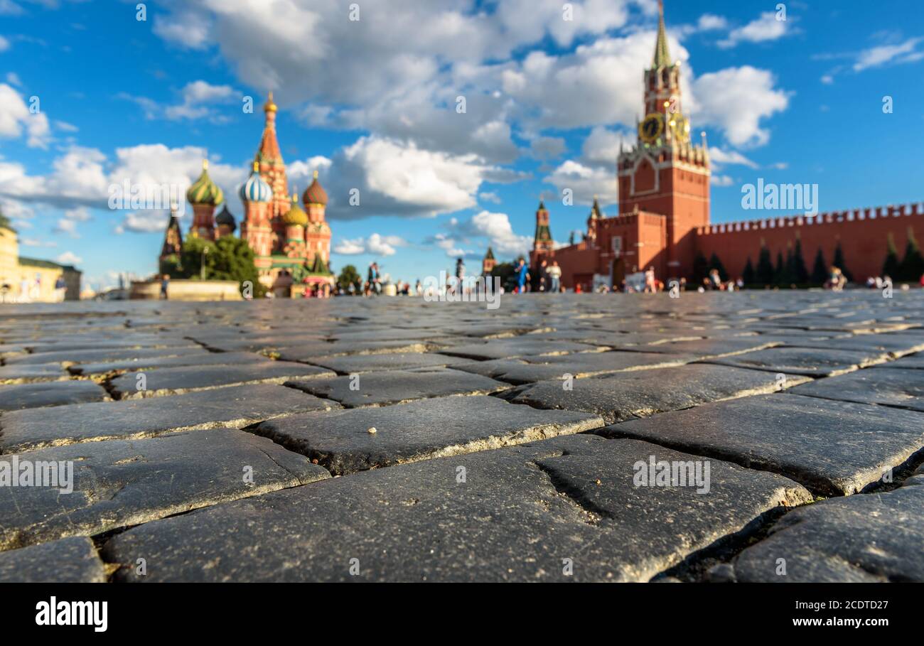 Place Rouge avec le Kremlin en été, Moscou, Russie. C'est le point de repère de Moscou. Rue en granit dans le centre-ville de Moscou. Vieux pavés de main Banque D'Images