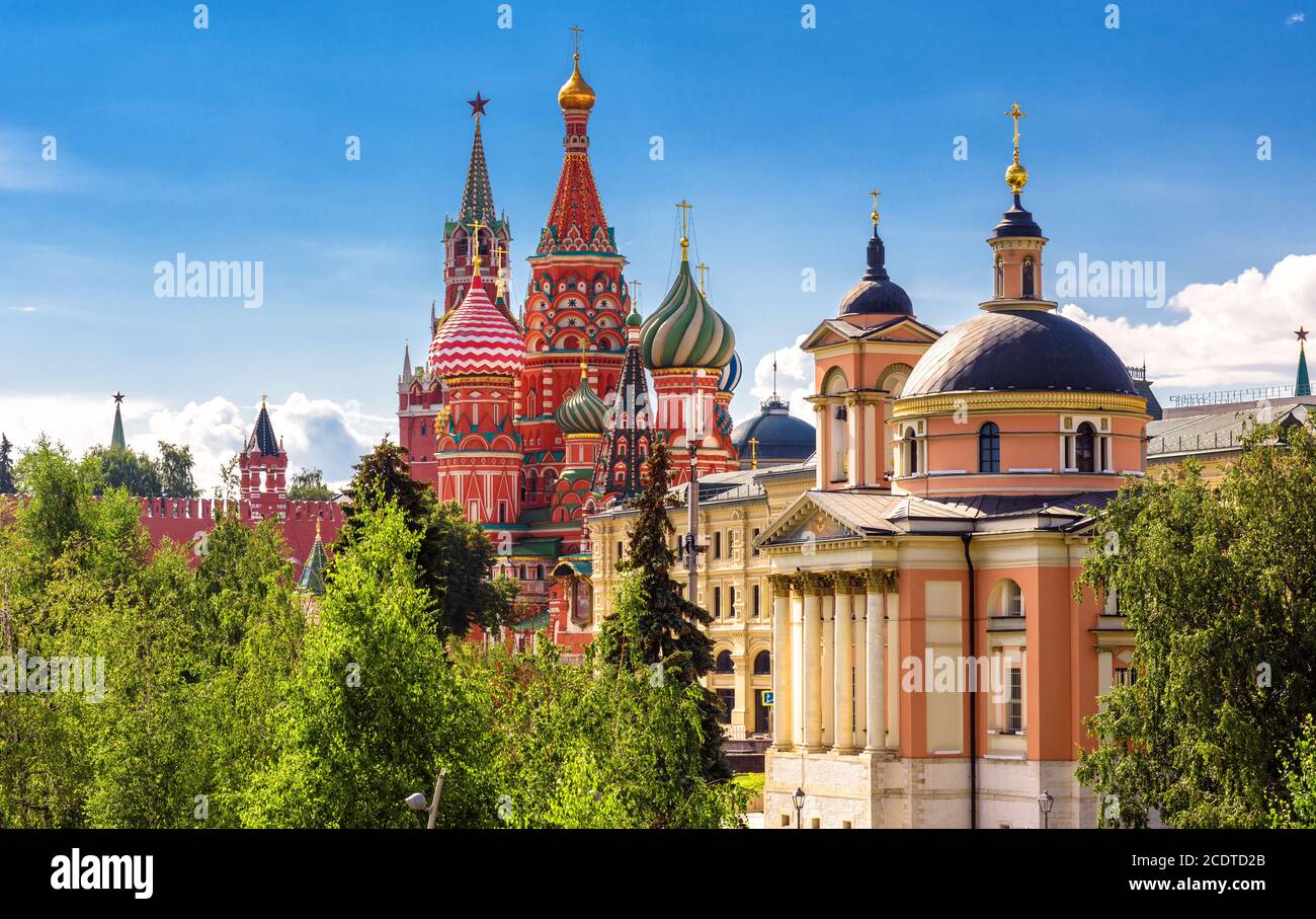 Moscou paysage urbain en été, Russie. Belle vue panoramique de la cathédrale rouge de Saint-Basile et du Kremlin de Moscou à distance, architecture ancienne de Moscou. Banque D'Images