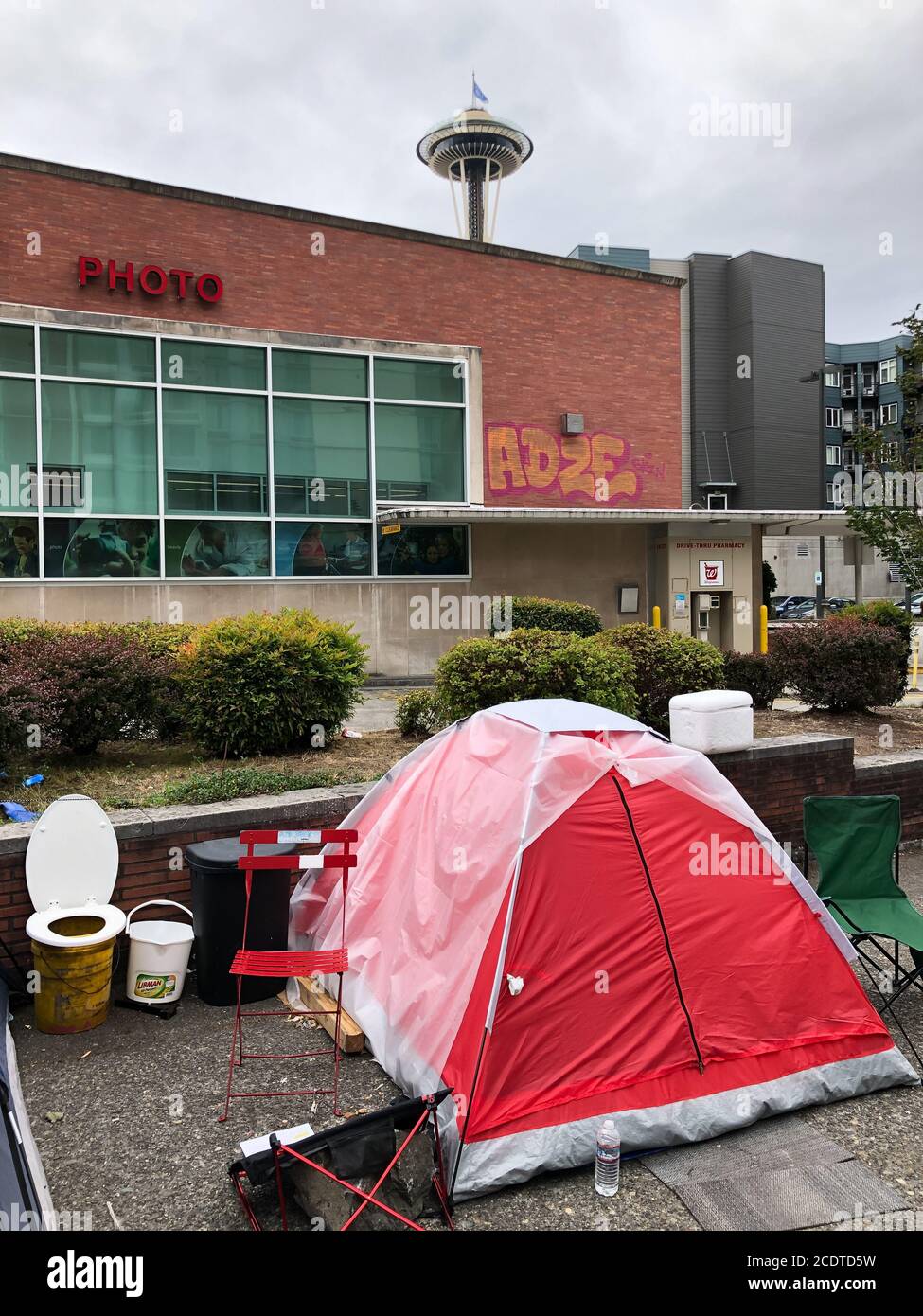 Seattle, États-Unis – 29 août 2020 : tente et seau de toilettes dans le centre-ville de Seattle par l'aiguille spatiale en fin de journée. Banque D'Images