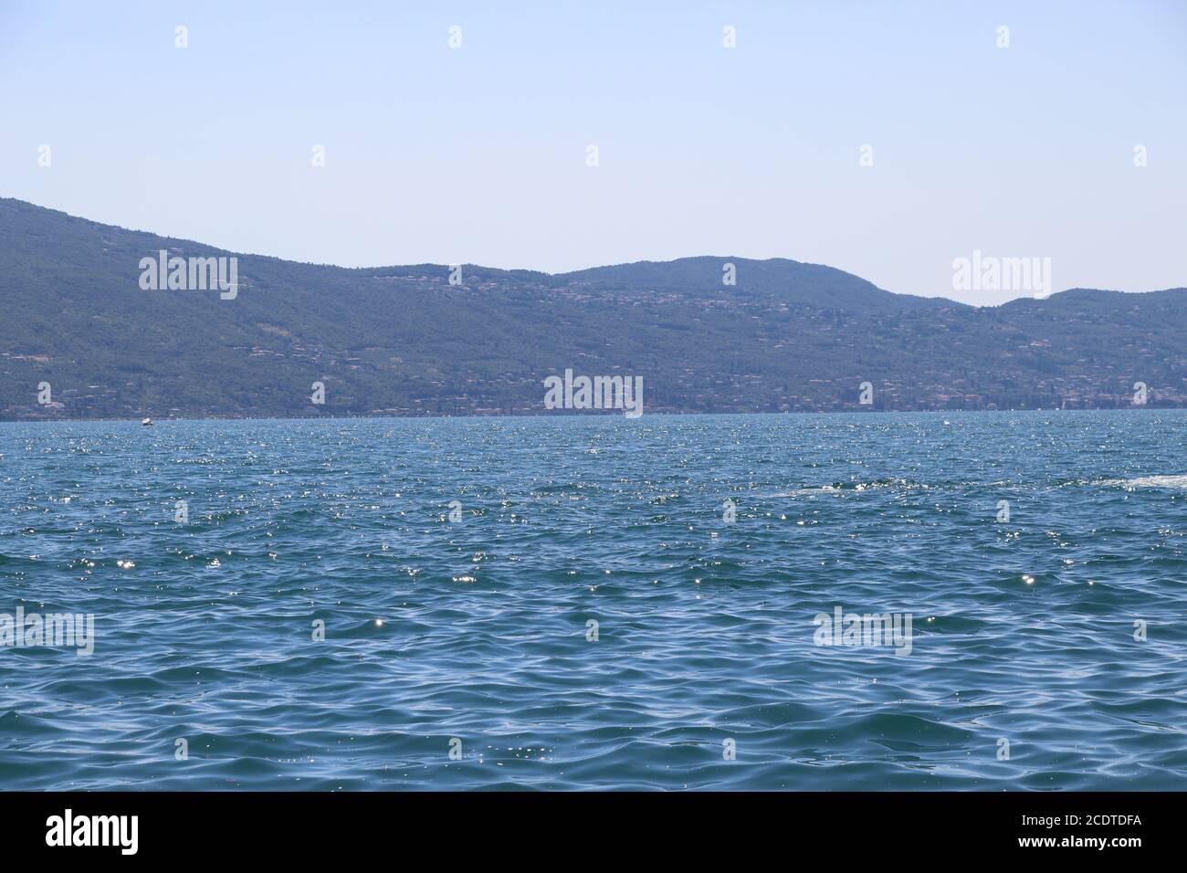 Vue sur le lac de Garde en Italie du nord Banque D'Images