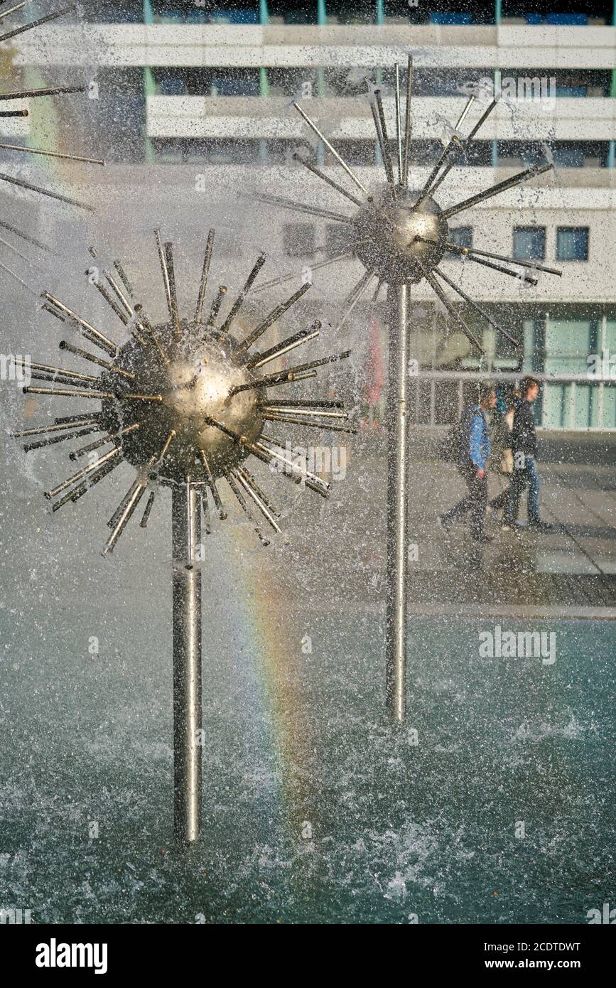 Fontaine dans une rue commerçante du centre-ville de Dresde Banque D'Images