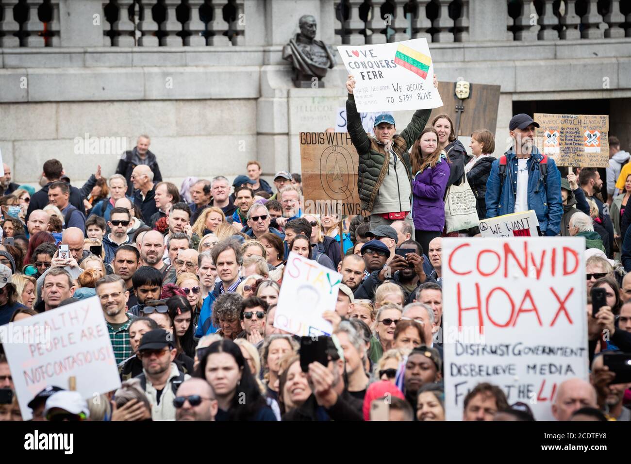 Une foule de manifestants tenant des plaques pendant la manifestation.les manifestants Unite for Freedom se rassemblent à Trafalgar Square pour protester contre le confinement de la COVID-19, imposé le 23 mars. Les professionnels de la santé de l’industrie expriment leur inquiétude quant à la position du pays à l’égard du coronavirus. Banque D'Images