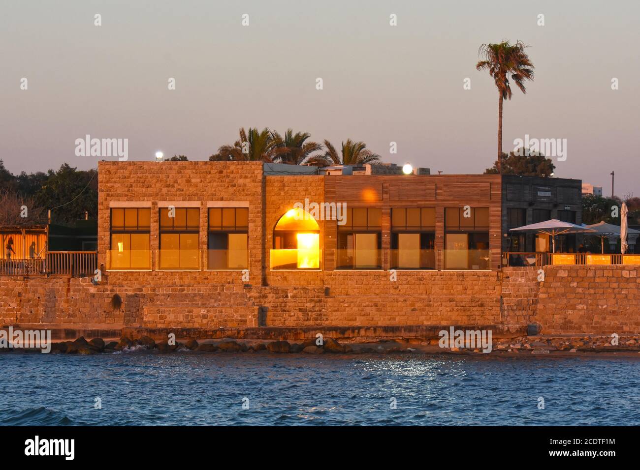 Césarée ancien port au coucher du soleil, Israël Banque D'Images