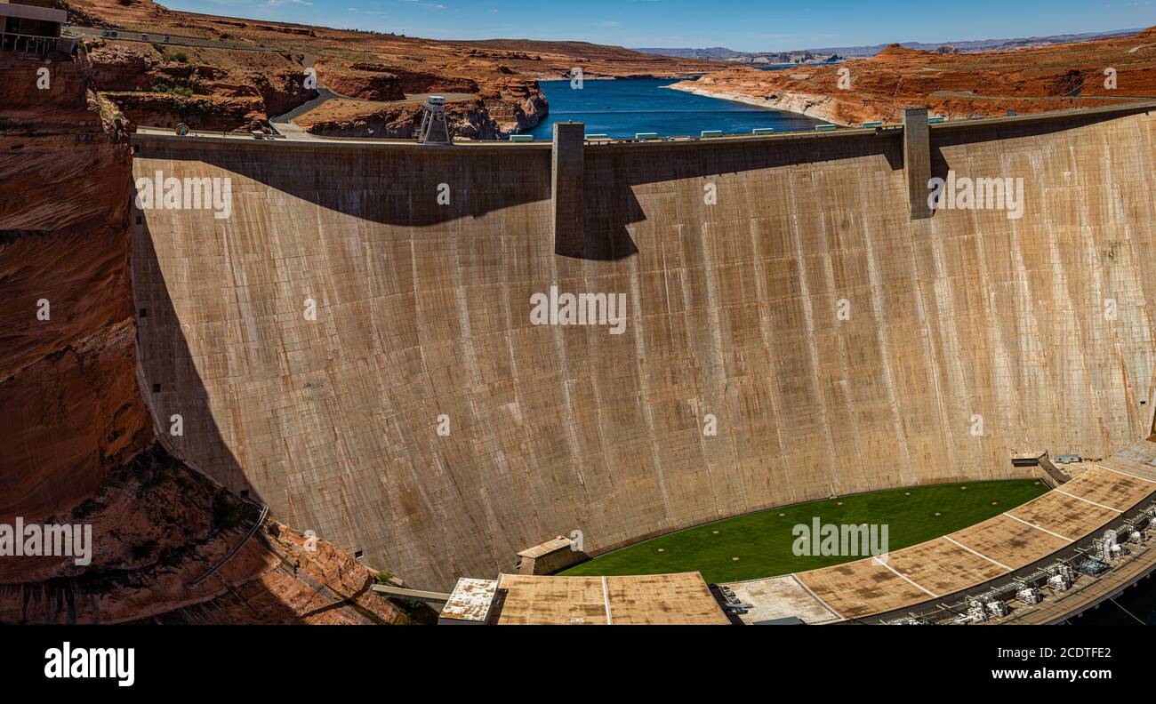 Page, Arizona, États-Unis - 12 juin 2020 : le barrage de Glen Canyon et l'extrémité sud du lac Powell à page, Arizona Banque D'Images