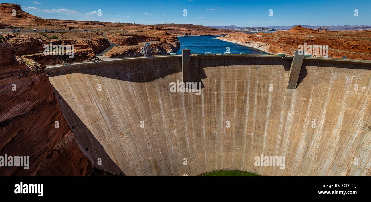 Page, Arizona, États-Unis - 12 juin 2020 : le barrage de Glen Canyon et l'extrémité sud du lac Powell à page, Arizona Banque D'Images