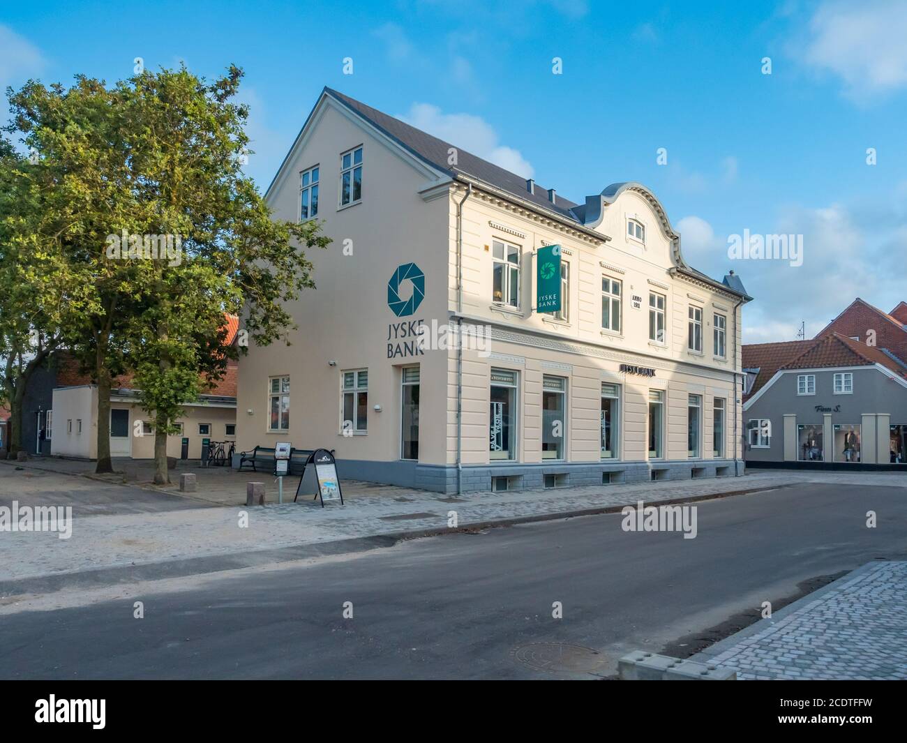 Façade de la banque Jyske à Ringkobing Skjern pendant un été ensoleillé après-midi Banque D'Images