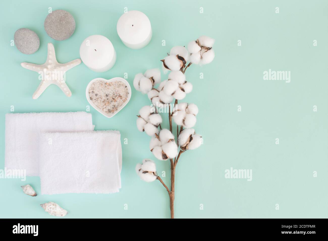 Accessoires de bain et de bain avec une copie de l'espace sur fond bleu clair Banque D'Images