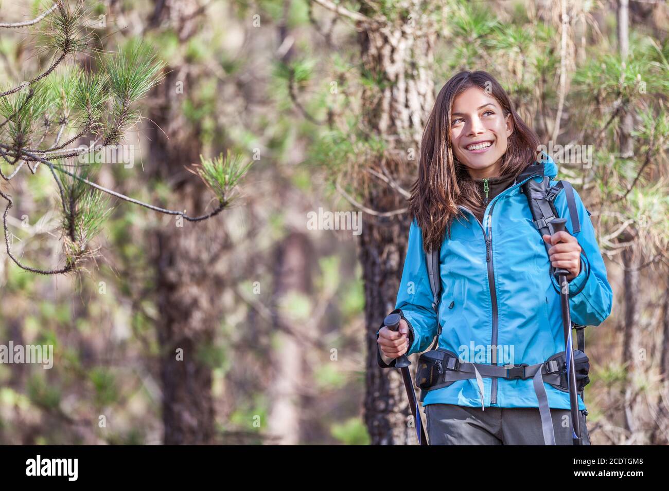 Bonne randonneur fille randonnée dans la nature de la forêt sur le sentier de randonnée en automne dehors voyage vacances. Style de vie sain jeune femme asiatique souriant portrait avec Banque D'Images