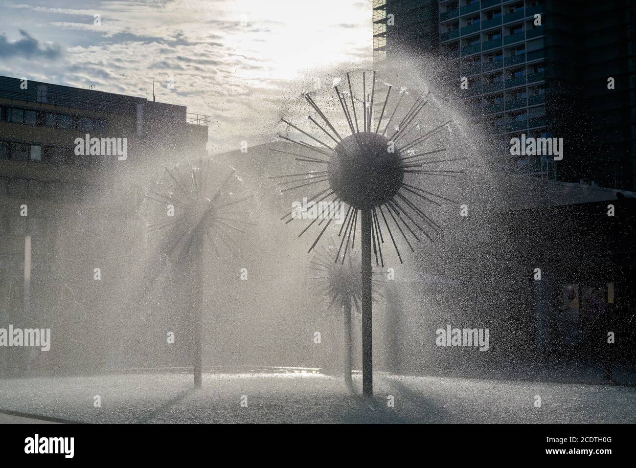 Fontaine dans une rue commerçante du centre-ville de Dresde Banque D'Images