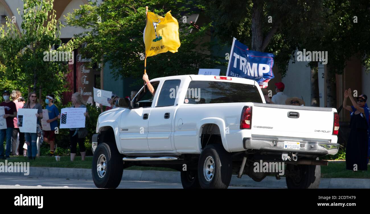2020 California USA: Des manifestants à Santa Clarita tenant des panneaux pour se remettre au travail, ouvrir des écoles et des entreprises, ouvrir la Californie. Gouverneur Newsom Banque D'Images