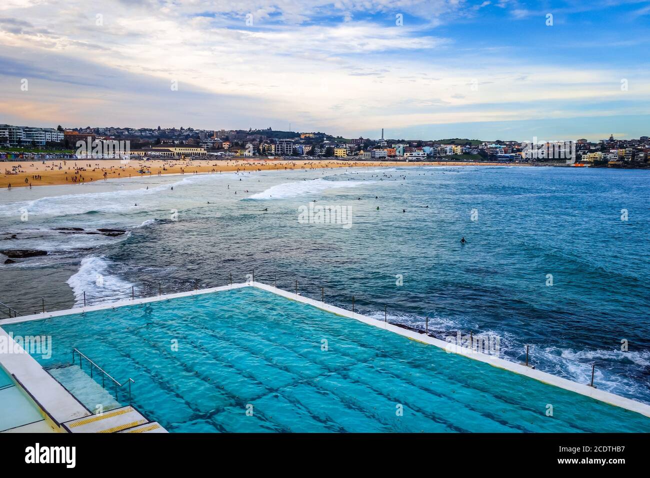 La plage de Bondi et piscine, Sidney, Australie Banque D'Images