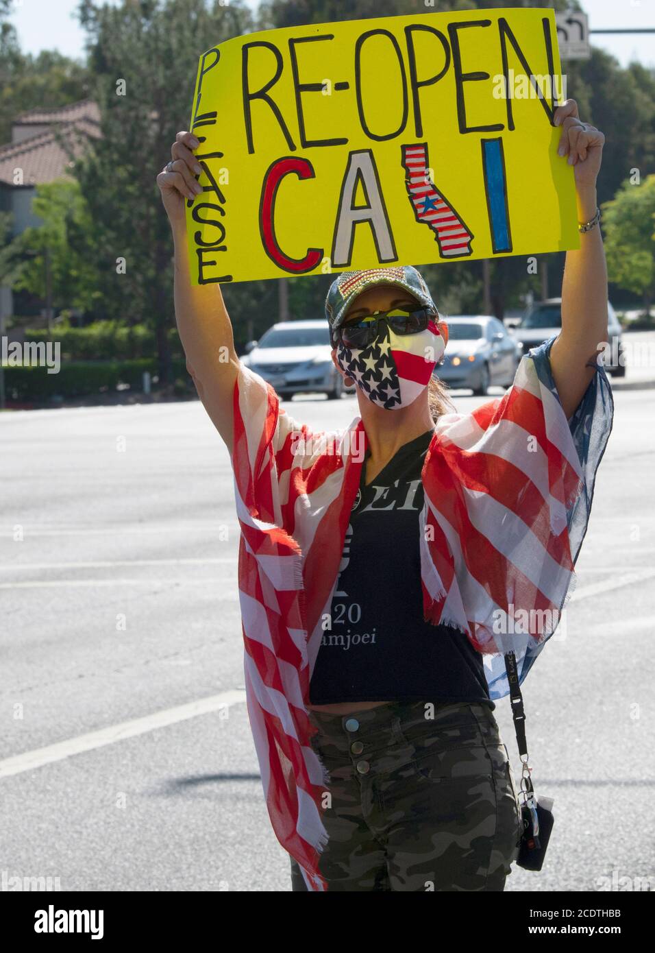 2020 California USA: Des manifestants à Santa Clarita tenant des panneaux pour se remettre au travail, ouvrir des écoles et des entreprises, ouvrir la Californie. Gouverneur Newsom Banque D'Images