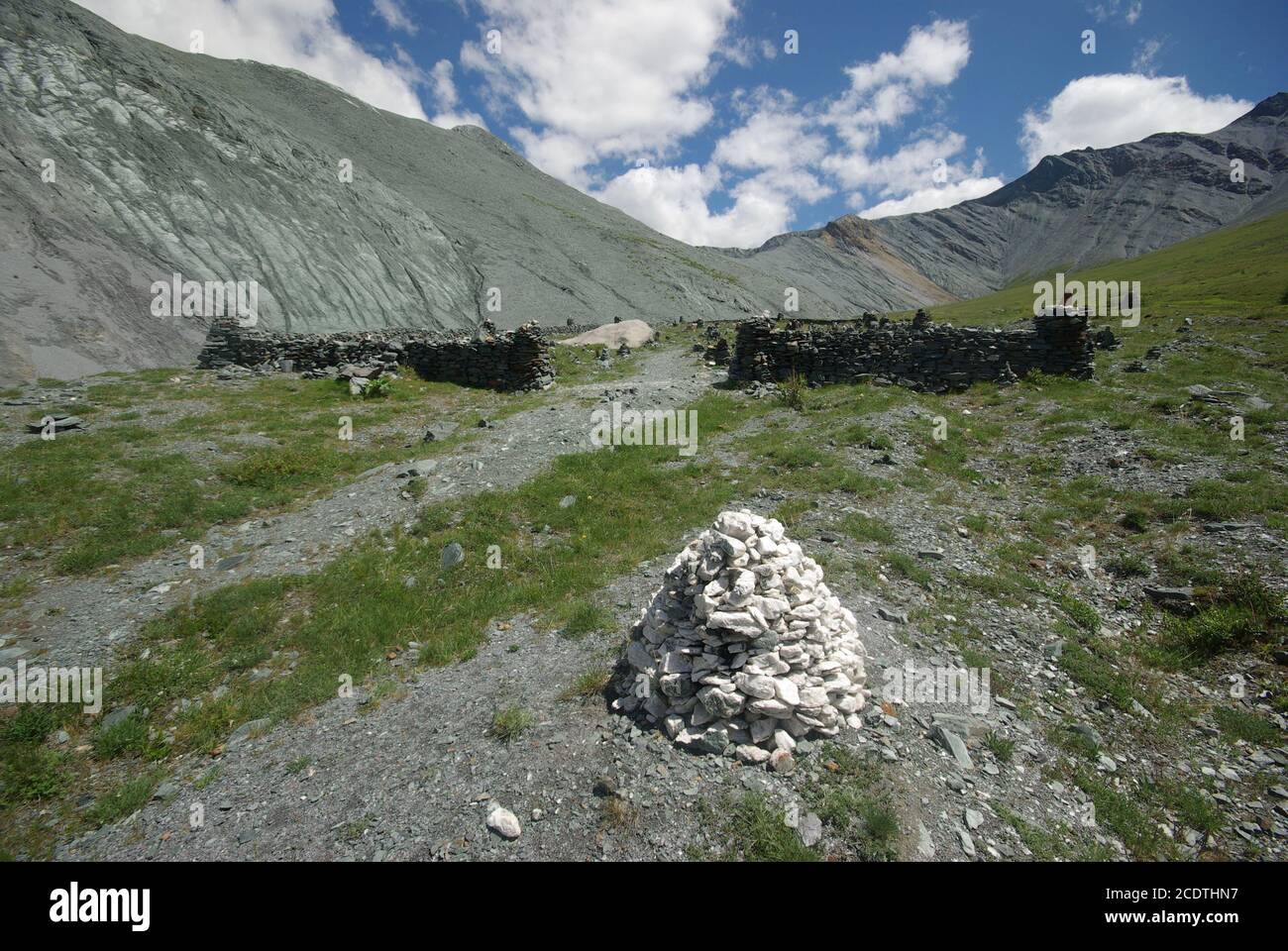 Paysage de montagne. Highlands, les sommets de montagnes, gorges et vallées. Les pierres sur les pentes Banque D'Images