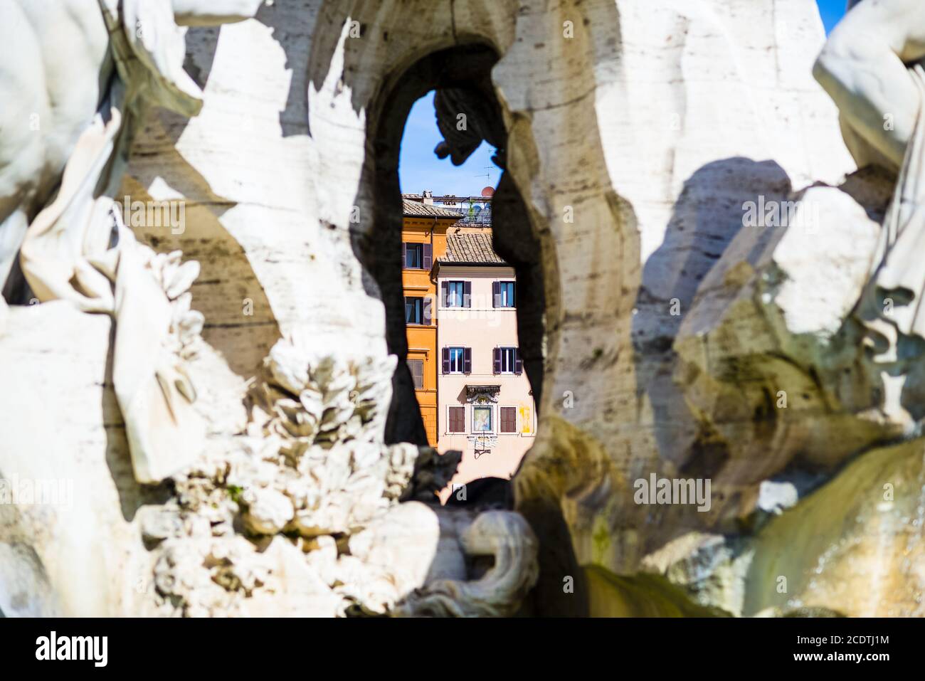 Italie, Rome, Piazza Navona, vue sur les palais à travers la fontaine Bernini Banque D'Images