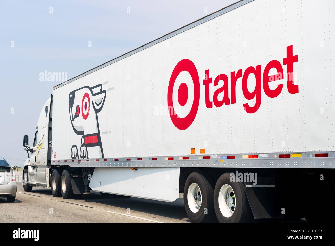 22 août 2020 Walnut Creek / CA / États-Unis - camion de livraison Target roulant sur l'autoroute Banque D'Images