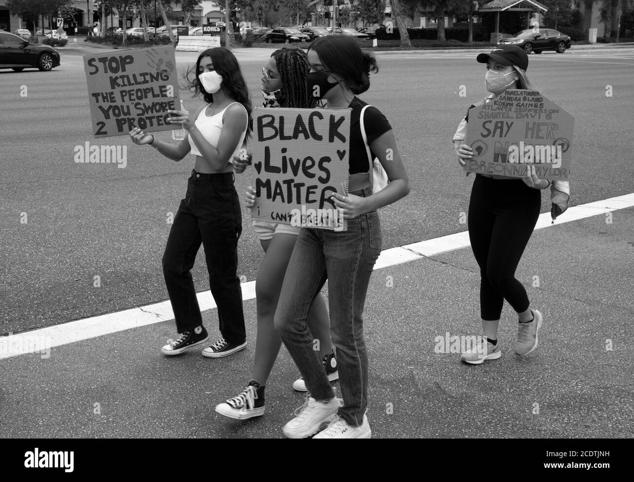 2020 États-Unis California Black Lives Matter manifestations. La Garde nationale de l'armée et le shérif du comté de Los Angeles observent les manifestants lors des manifestations. Banque D'Images