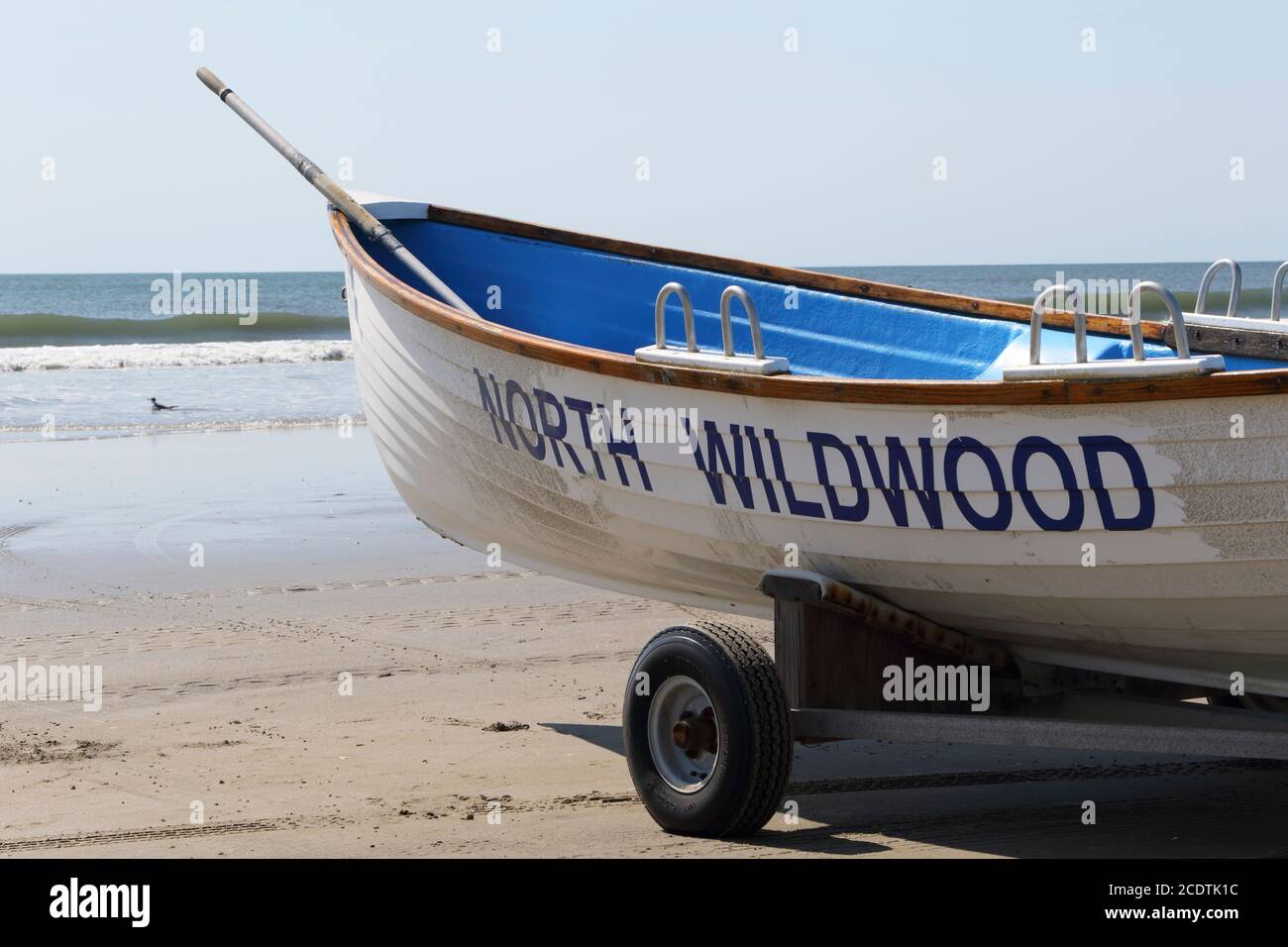 Un bateau de vie prêt à être utilisé sur la plage de North Wildwood, New Jersey, Etats-Unis Banque D'Images