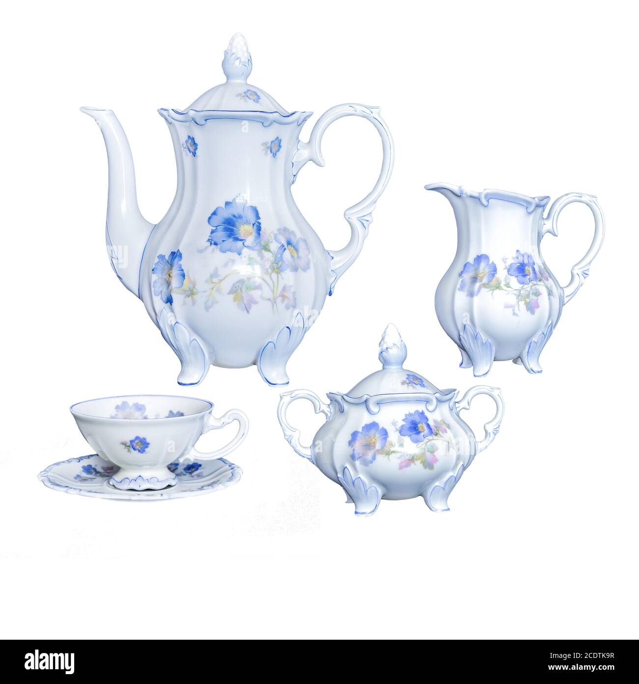 Ustensile de thé en porcelaine ancien et élégant sur fond blanc Banque D'Images