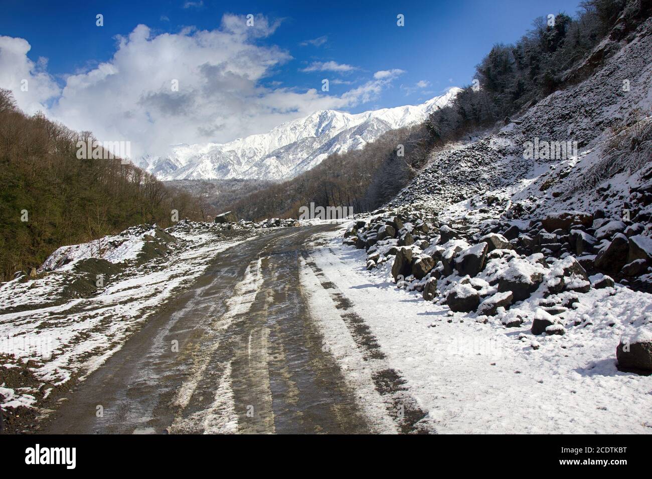 Route d'hiver en terre depuis la côte de la mer Noire jusqu'au Caucase principal portée Banque D'Images