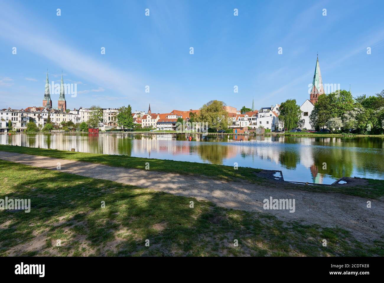 Bains en plein air Krähenteich, cathédrale et Saint-Aegidien, Lübeck, Allemagne Banque D'Images