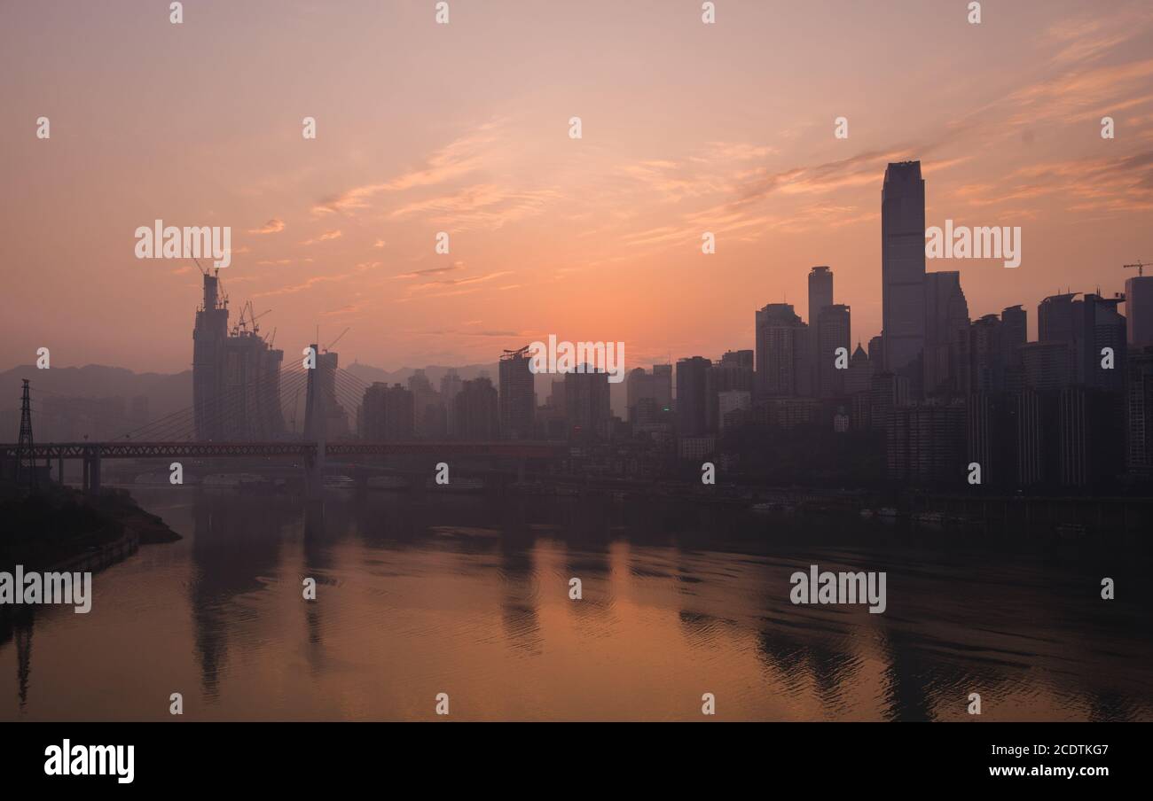 Vue sur la ville de Chongqing à l'aube Banque D'Images