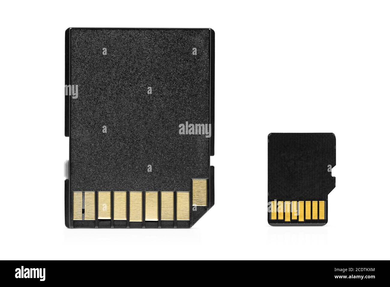 Carte mémoire microSD avec adaptateur isolé sur fond blanc avec masque Banque D'Images