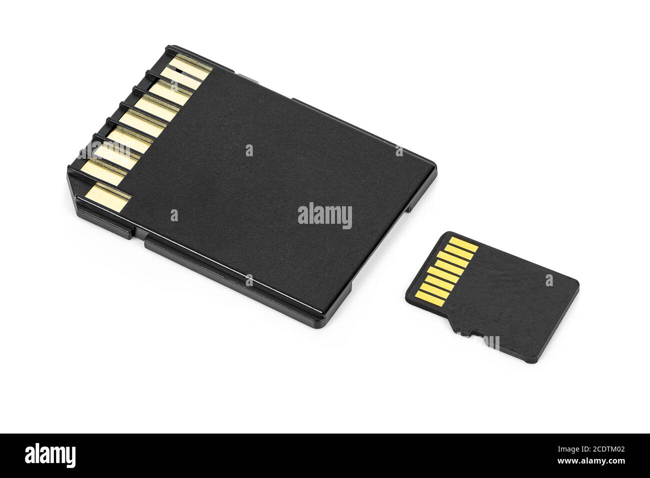 Carte mémoire microSD avec adaptateur isolé sur fond blanc avec masque Banque D'Images