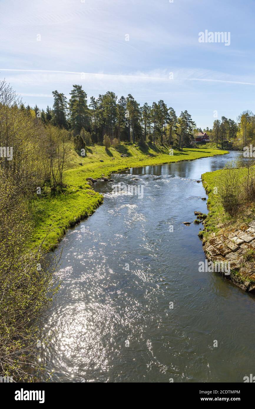 Vue sur le paysage avec une rivière traversant une vallée un jour de printemps tôt Banque D'Images