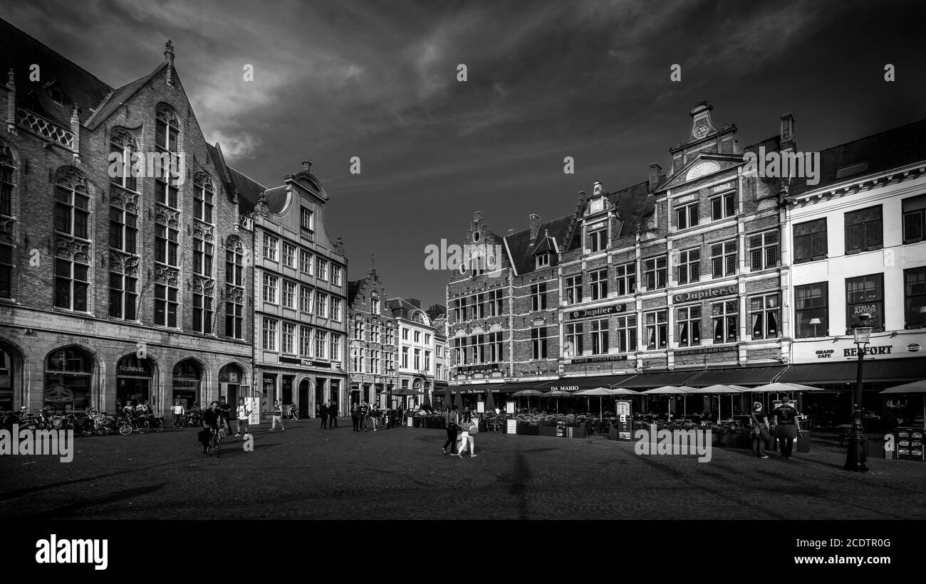 Noir et blanc photo de maisons médiévales avec Step Gables bordant le centre de Markt (place du marché) au coeur de Bruges, Belgique Banque D'Images