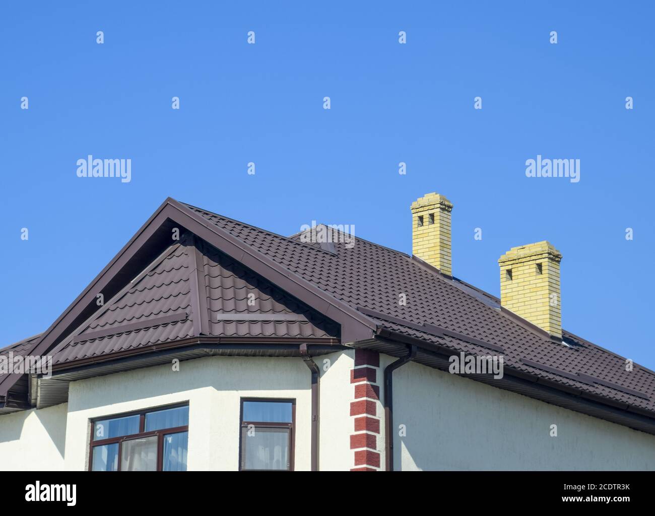 Chambre avec fenêtres en PVC et toiture de tôle ondulée. Roofing d'un profil en métal de forme ondulée sur la chambre avec fenêtres en plastique Banque D'Images