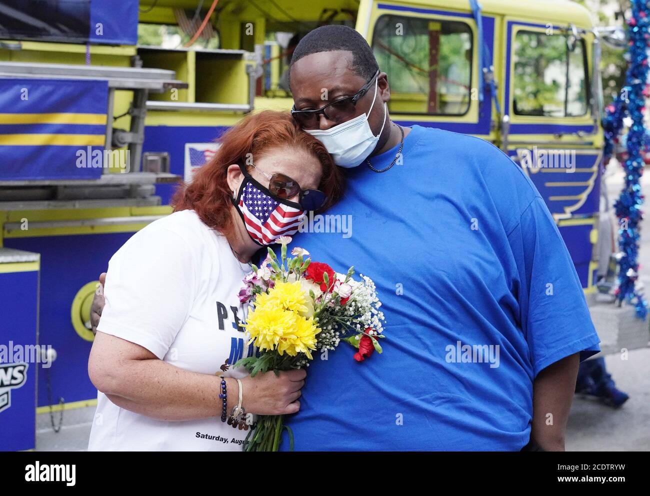 St. Louis, États-Unis. 29 août 2020. Ann Dorn, veuve de l'ancien capitaine de police David Dorn, épouse son fils, David Powell, lors d'une Marche pour la paix qu'elle a aidé à organiser à St. Louis le samedi 29 août 2020. Après avoir pris la parole à la convention nationale républicaine, Ann Dorn renouvelle ses appels à la paix. Son mari, le capitaine de police retraité de Saint-Louis David Dorn, a été abattu par balle tout en aidant à la sécurité dans un magasin de crevettes d'amis le 2 juin 2020. Photo par Bill Greenblatt/UPI crédit: UPI/Alay Live News Banque D'Images