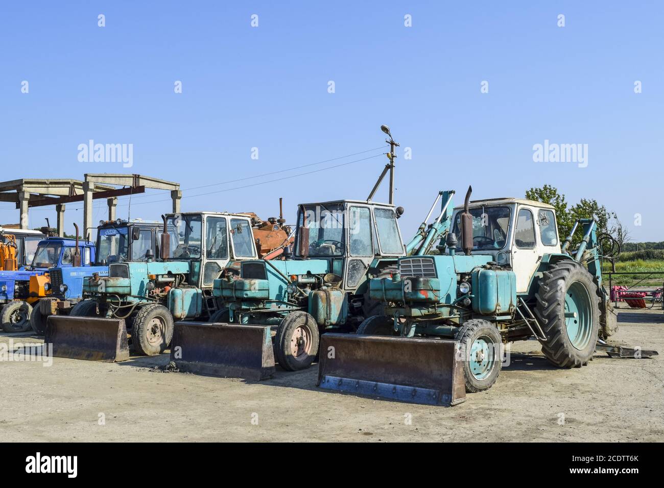 Tracteur avec un seau pour creuser le sol. Bulldozer et niveleuse. Banque D'Images