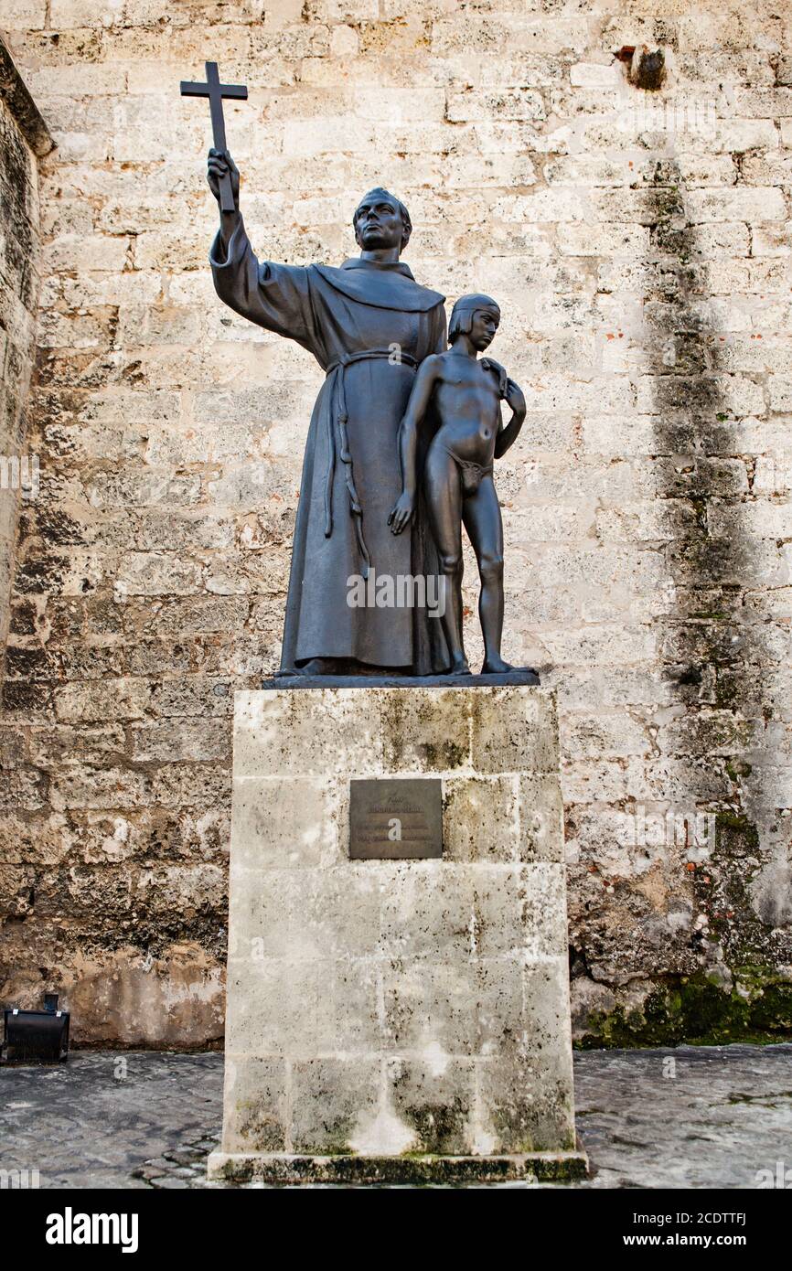La statue de Fray Junipero Serra sur la Plaza de San Francisco en face de la basilique de la Havane, Banque D'Images