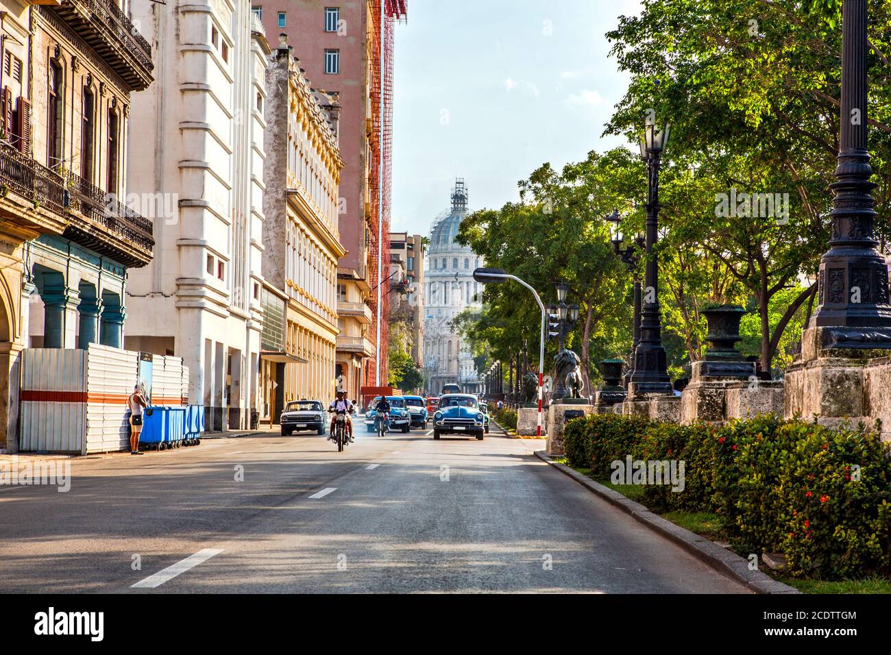 La Havane, Cuba, El Capitolio et le trafic avec la célèbre American Classic Cars Banque D'Images