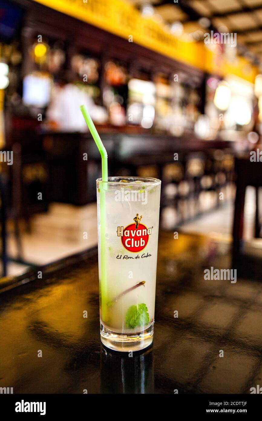 Cocktail Mojito dans un bar à Cuba / la Havane à Verres à rhum Havana Club  Photo Stock - Alamy