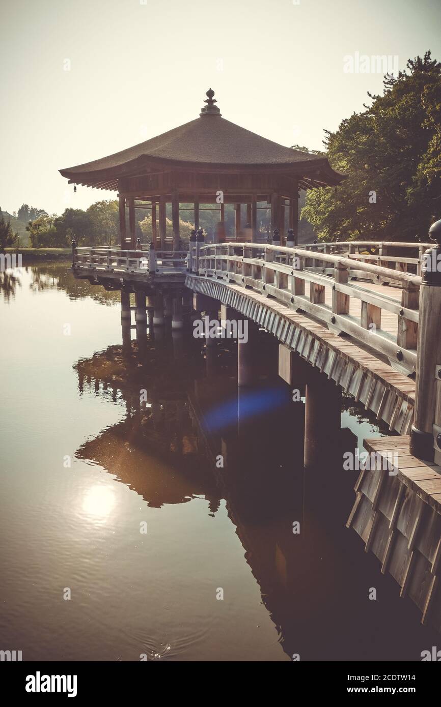 Pavillion Ukimido sur l'eau dans le parc de Nara, Japon Banque D'Images