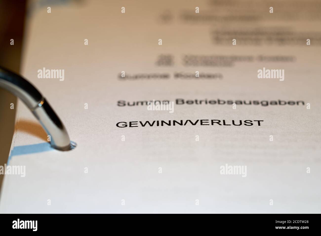 Classer le dossier sur un bureau du bureau avec le Mots profit et perte Banque D'Images