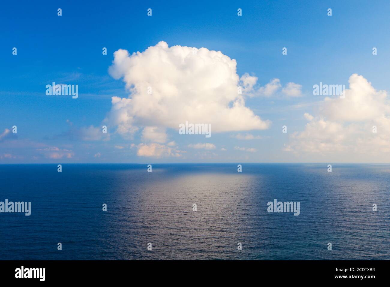 Vue magnifique sur la mer et les nuages ciel avec soleil Banque D'Images